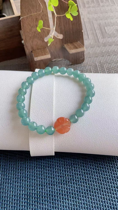 Gelang giok alami, material tambang lama, tekstur halus dan hangat, warna biru kehijauan yang indah, dipadukan dengan akik merah, ukuran 0.8, termasuk ongkos kirim dan pajak.