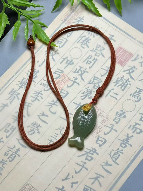 Ikan kecil gemuk dari giok Hetian "Kelimpahan Setiap Tahun" dengan tekstur tempa berukuran sekitar 37×19×7,3 mm. Harga sudah termasuk ongkos kirim dan pajak.