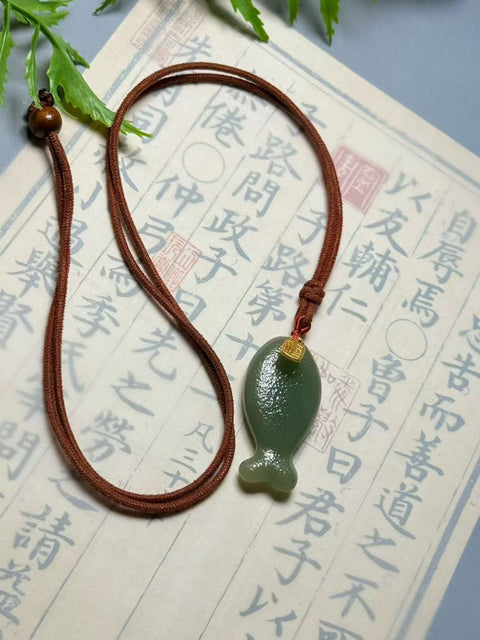 Ikan kecil gemuk dari giok Hetian "Kelimpahan Setiap Tahun" dengan tekstur tempa berukuran sekitar 37×19×7,3 mm. Harga sudah termasuk ongkos kirim dan pajak.