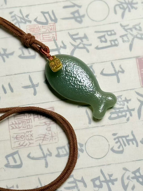 Ikan kecil gemuk dari giok Hetian "Kelimpahan Setiap Tahun" dengan tekstur tempa berukuran sekitar 37×19×7,3 mm. Harga sudah termasuk ongkos kirim dan pajak.