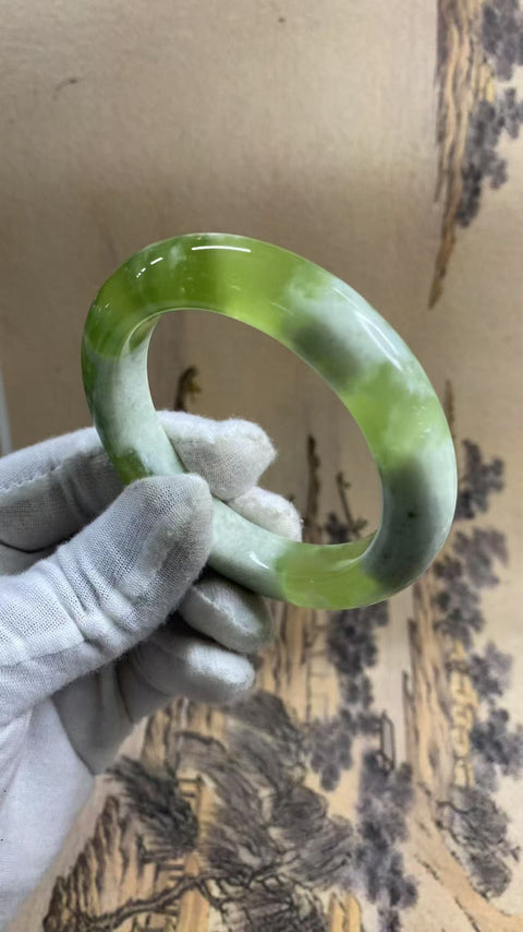 Gelang giok Xiuyan yang indah dengan warna hijau dan desain tutup susu. Diameter dalam: 55,1 mm, lebar tepi: 11,8 mm. Harga sudah termasuk ongkos kirim dan pajak.