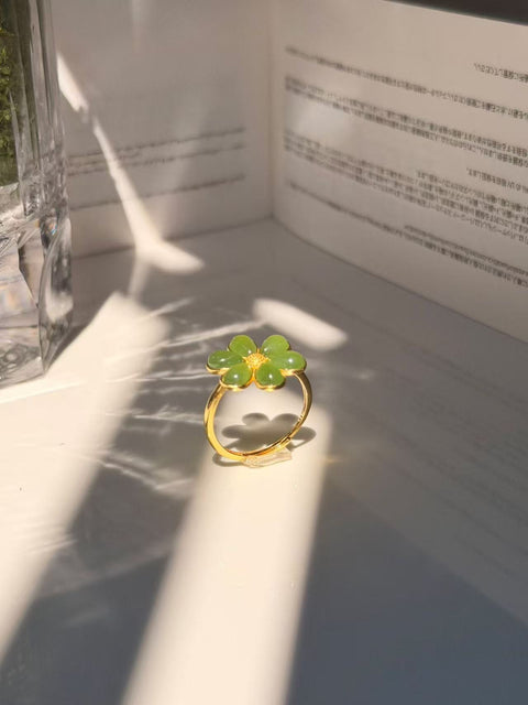 Cincin ini memiliki lima kelopak yang terbuat dari giok, warnanya jernih dan cerah, berkilauan dengan cahaya hijau lembut di bawah cahaya alami. Ongkos kirim dan pajak sudah termasuk.