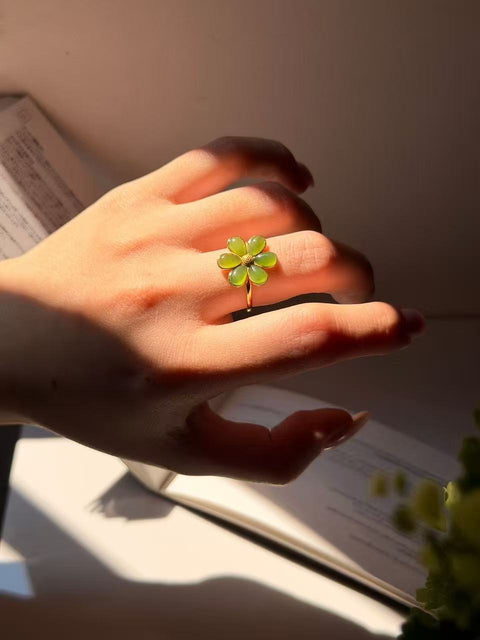 Cincin ini memiliki lima kelopak yang terbuat dari giok, warnanya jernih dan cerah, berkilauan dengan cahaya hijau lembut di bawah cahaya alami. Ongkos kirim dan pajak sudah termasuk.