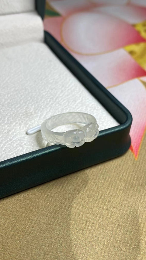 Cincin Giok Alam Berukir Ukuran 17mm Giok bersih, halus dan hangat Sudah termasuk ongkos kirim dan pajak.