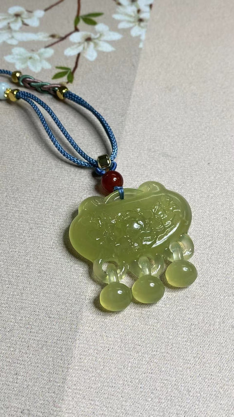 Liontin Giok Alami Ukuran 43 * 33.7mm Giok bersih, halus dan hangat Termasuk pajak pengiriman.