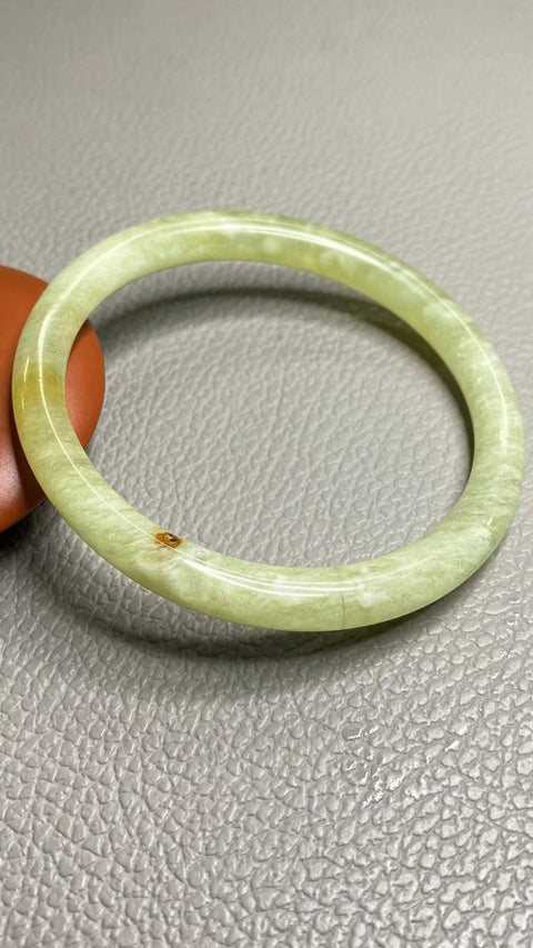 Gelang Gelang Kecantikan Bunga Emas Kuning Giok Cui Giok Alami Ukuran 58-60mm Ukuran 59mm Giok adalah semua yang terjadi secara alami Pola bunga acak termasuk pajak pengiriman