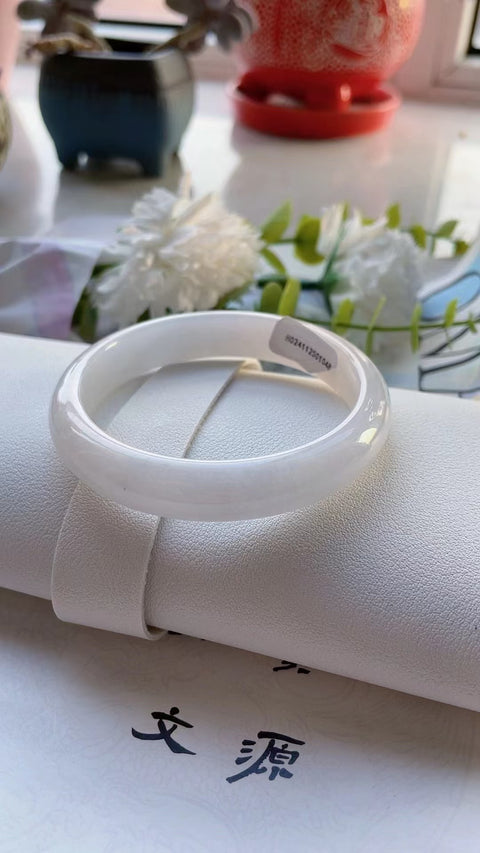 Gelang Jadeite Alami Ukuran 57mm Giok adalah semua yang terjadi secara alami Pola acak termasuk pajak pengiriman