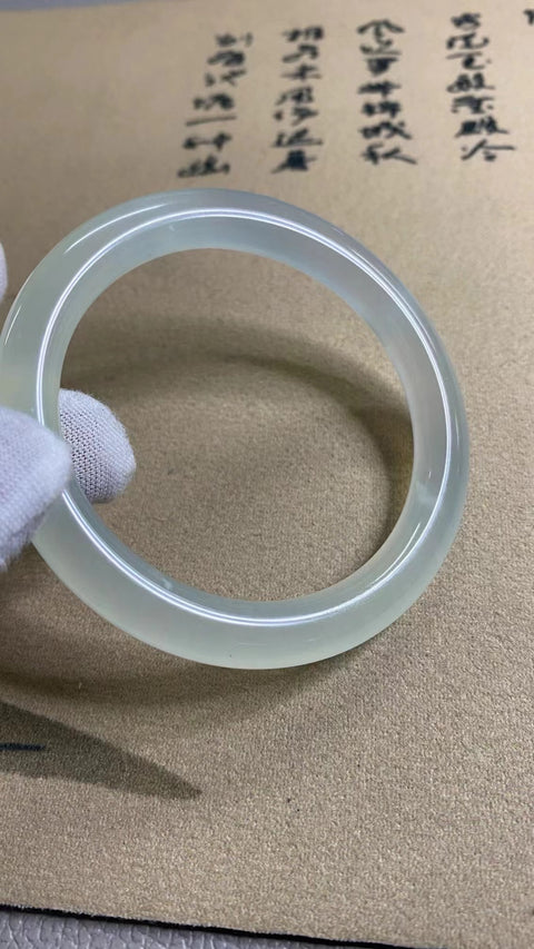 Gelang Es Giok Cui Giok Alami Ukuran 57-59mm Ukuran 58.9mm Lebar Sisi 9.3mm Giok terbentuk secara alami Pola acak Pengiriman dan pajak sudah termasuk.