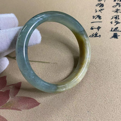 Gelang yang dibuat dengan indah dari batu giok Ciu alami, dengan kaliber yang sesuai dengan ukuran cincin 60-62: 61.1mm, 13.9mm Batu giok terbentuk secara alami dan polanya acak Sudah termasuk ongkos kirim dan pajak