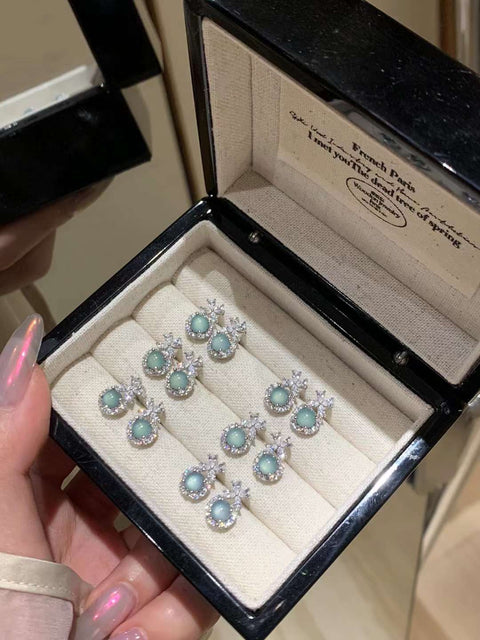 Anting-anting Giok Guatemala Alami Giok ini bersih, halus dan hangat, dan gayanya indah.