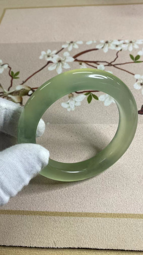 Gelang Bunga Terapung Es Giok Cui Jade Hijau Alami Ukuran 58-60mm Ukuran 59.8mm Lebar Sisi 12.3mm Giok terjadi secara alami Pola acak termasuk pajak pengiriman