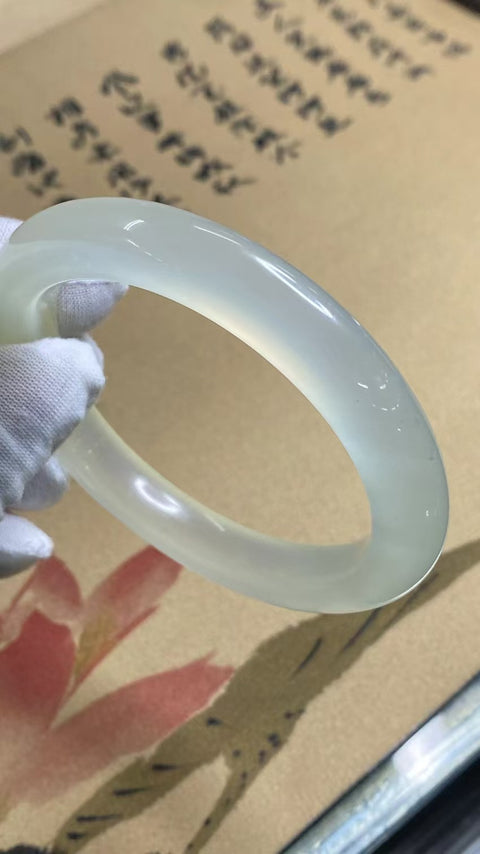 Gelang Cahaya Bulan Putih Giok Cui Giok Alami Ukuran 62-64mm Ukuran 63.3mm Lebar Samping 11.4mm Giok semuanya terjadi secara alami Pola acak termasuk pajak pengiriman