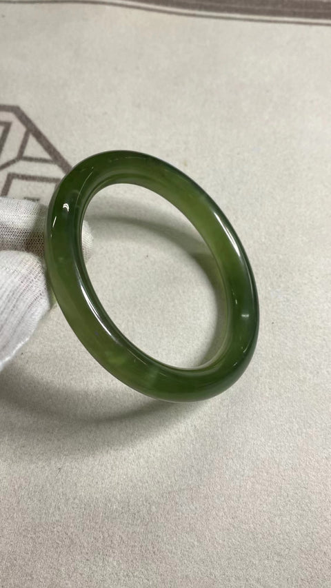 Gelang Fluorescent Hijau Penuh Giok Cui Jade Alami Ukuran 59-61mm Ukuran 60.5mm Lebar Sisi 11mm Giok terjadi secara alami Pola acak Pengiriman dan pajak sudah termasuk.