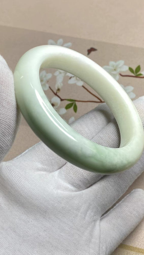 Gelang Giok Cui Alami Gelang Putih Porselen Biru Ukuran 59-61mm Ukuran 60.3mm Lebar Sisi 13.8mm Giok adalah semua yang terjadi secara alami Pola adalah acak Pajak Pengiriman sudah termasuk.