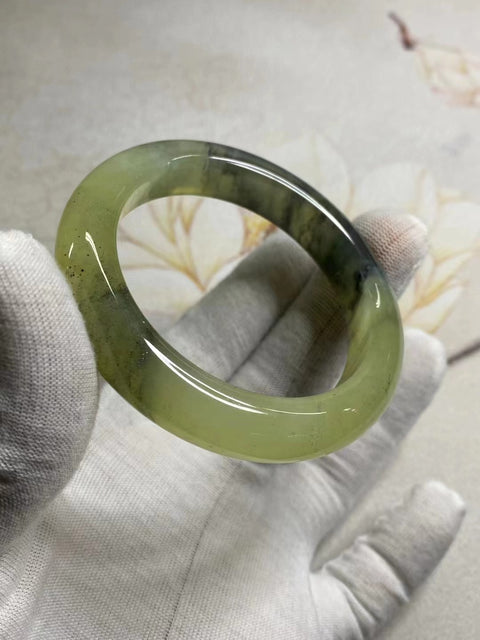 Gelang Tinta Giok Cui Giok bersih dan halus Ukuran 53-55mm Ukuran 54.1mm Lebar sisi 11.9mm Giok terjadi secara alami Pola acak Pajak pengiriman sudah termasuk.