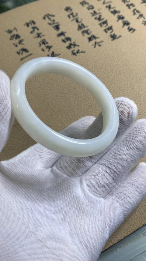 Gelang Giok Cui Alami Giok bersih, halus dan hangat; Gaya Ukuran 53-55mm Ukuran 54.3mm Lebar 11.6mm Giok terjadi secara alami Pola acak; Pajak Pengiriman Termasuk