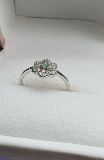 Cincin batu giok Guatemala alami yang terbuat dari perak 925. Batu gioknya bersih, halus, dan hangat.