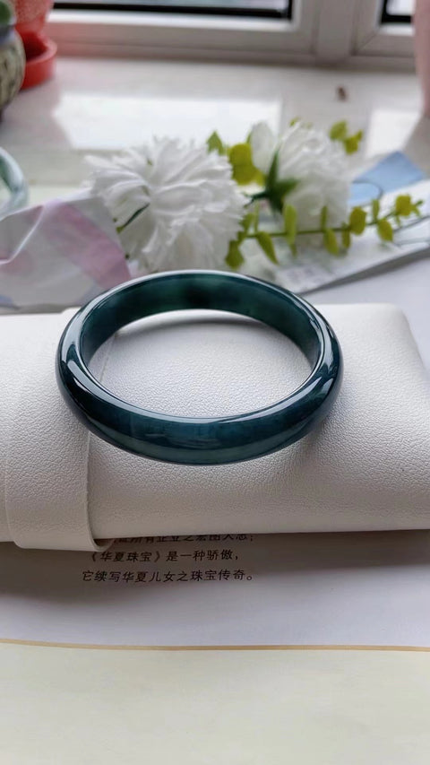 Gelang Jadeite Alami Gelang giok bersih, halus dan hangat dengan pola yang indah Ukuran 56mm Giok terjadi secara alami Pola acak & nbsp; Termasuk Pajak Pengiriman