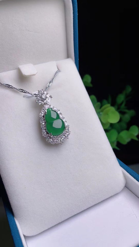 Kalung Labu Jadeite Alami 925 perak bertatahkan bahan Old Pit Bahan dasar yang halus dan hangat Warna yang indah Ukuran 3,2 * 1,4 cm Sudah termasuk pajak pengiriman.