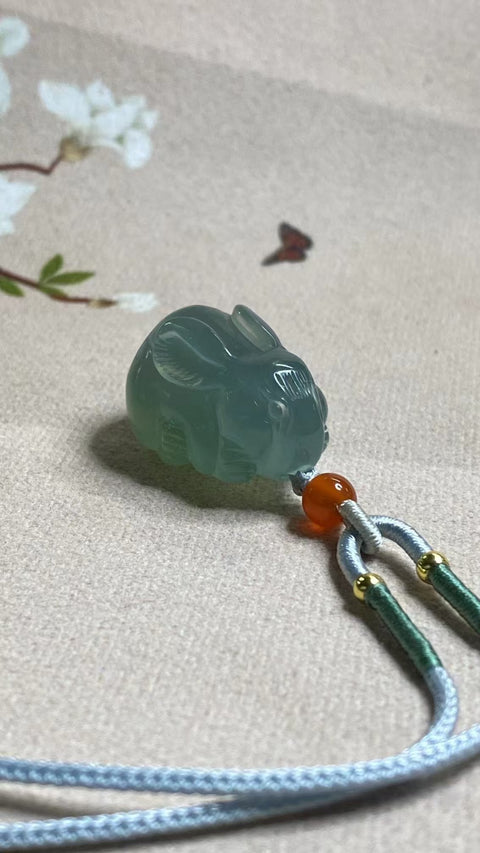 Liontin Kelinci Air Biru Giok Cui Giok Alami Ukuran 33 * 22mm Kualitas giok halus dan hangat, gayanya indah, diukir dengan tangan, sudah termasuk pajak pengiriman.