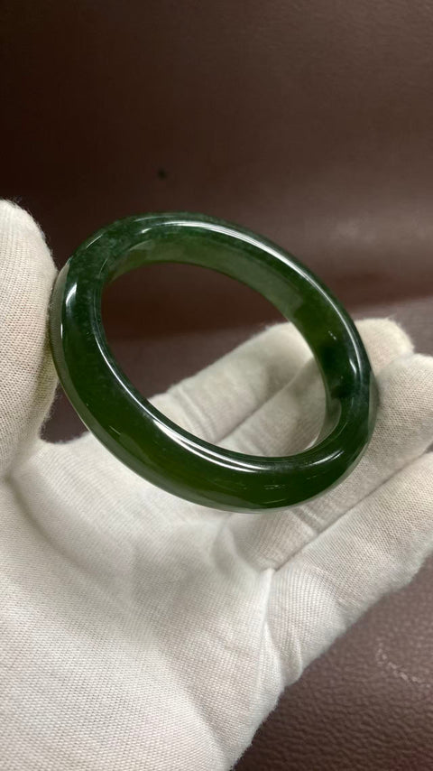 Gelang giok Xiuyan yang indah dengan warna hijau pekat dan bintik-bintik hijau zamrud; diameter 58 mm, lebar 12,8 mm. Semua batu terbentuk secara alami, gratis ongkos kirim dan pajak.