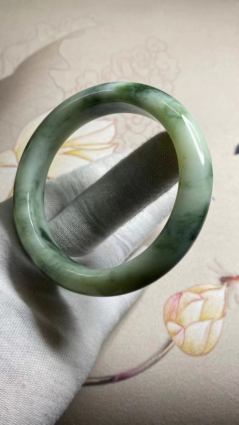 Gelang Cui Giok Minyak Cui Tua Ukuran 60-62mm Ukuran 61.6mm Lebar Sisi 13.4mm Giok terjadi secara alami Pola acak Pengiriman dan pajak sudah termasuk.