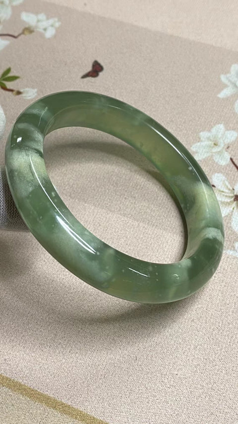 Gelang Gelang Milkcap Cui Jade Qingti & nbsp; Ukuran 63-65mm Ukuran 64.5mm Lebar Sisi 13.7mm Batu giok terjadi secara alami Pola acak Termasuk ongkos kirim dan pajak