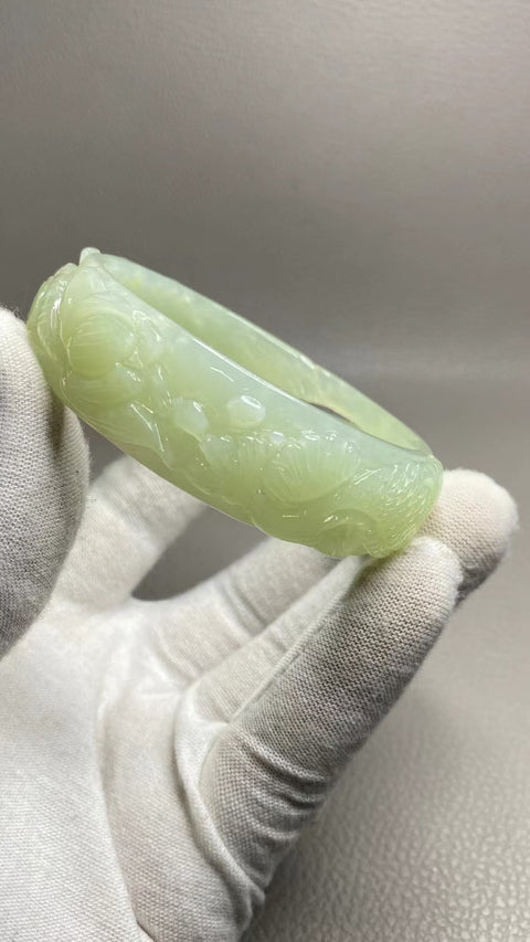 Gelang Bunga Ukiran Giok Cui Giok Alami Ukuran 57-59mm Ukuran 58.4mm Lebar Sisi 18mm Batu giok ini terbentuk secara alami dan polanya acak Sudah termasuk pajak pengiriman.