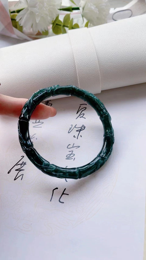 Gelang ukiran bambu berukir Jadeite barang alami Bahan lubang tua & kepala penuh Ukuran 57,5 mm Batu giok bersih dan halus Batu giok terjadi secara alami Pola acak Termasuk pajak pengiriman