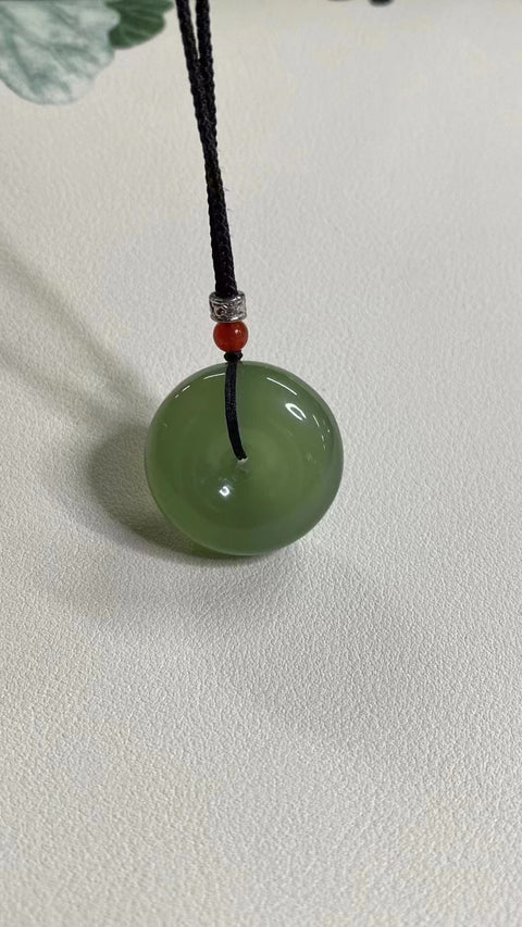 Liontin Damai Hijau Giok Cui Giok Alami Ukuran 25 * 12.5mm Kualitas giok halus dan hangat, gaya yang indah Sudah termasuk pajak pengiriman.