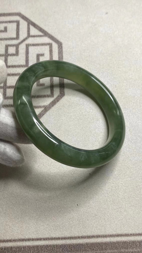 Gelang Hijau Penuh Giok Cui Giok Alami Ukuran 62-64mm Ukuran 63.5mm Ukuran 13.5mm Giok semuanya terjadi secara alami Pola acak termasuk pajak pengiriman