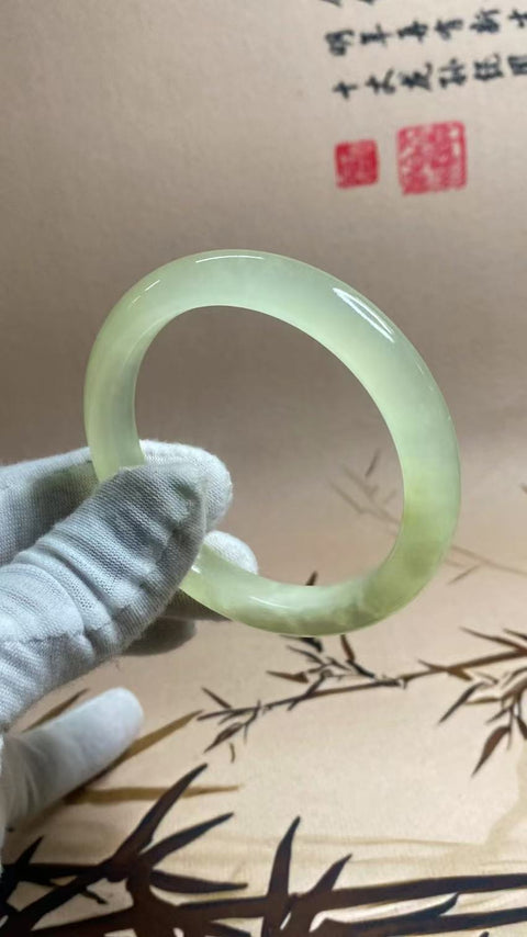 Gelang Giok Cui Halus Ukuran 55-57mm Ukuran 56.4mm Lebar 10.7mm Giok terjadi secara alami Pola acak termasuk pajak pengiriman