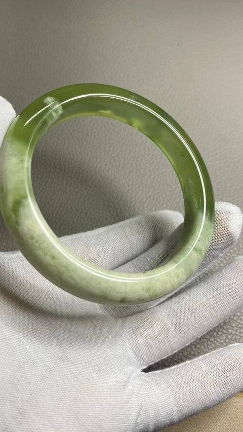 Gelang Gelang Milkcap Titi Giok Hijau Cui Giok Alami Ukuran 62-64mm Ukuran 63.5mm Lebar Sisi 13.5mm Giok terjadi secara alami Pola acak Termasuk Pajak Pengiriman