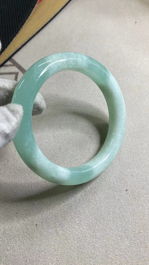 Gelang Giok Giok Halus Ukuran 62,5 mm Lebar 12,5 mm Giok bersifat alami dan polanya acak Sudah termasuk ongkos kirim dan pajak.