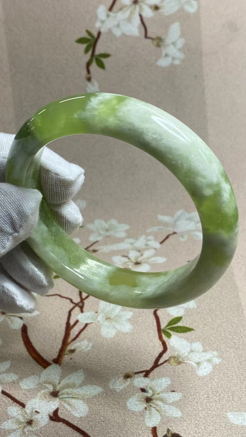 Gelang Gelang Cui Giok Hijau Milkcap Alami Ukuran 62-64mm Ukuran 63.2mm Lebar 14.5mm Giok itu halus dan hangat Gayanya indah sudah termasuk pajak pengiriman.