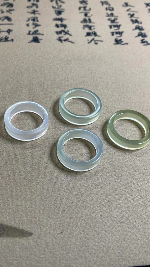 Cincin giok alami, jernih, halus dan hangat, sudah termasuk ongkos kirim dan pajak.