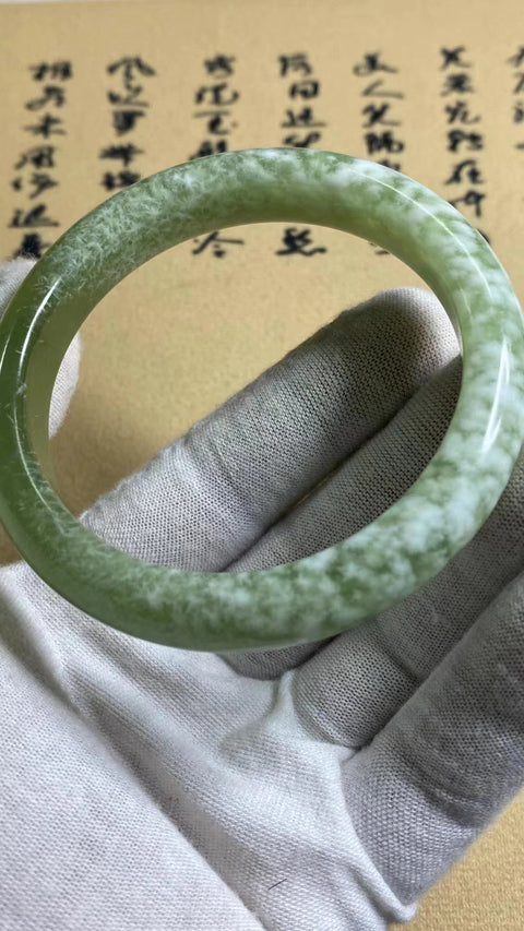 Gelang Gelang Milkcap Titi Giok Hijau Cui Giok Alami Ukuran 59-61mm Ukuran 60mm Lebar Samping 12.4mm Giok terbentuk secara alami Pola acak Pengiriman dan pajak sudah termasuk.