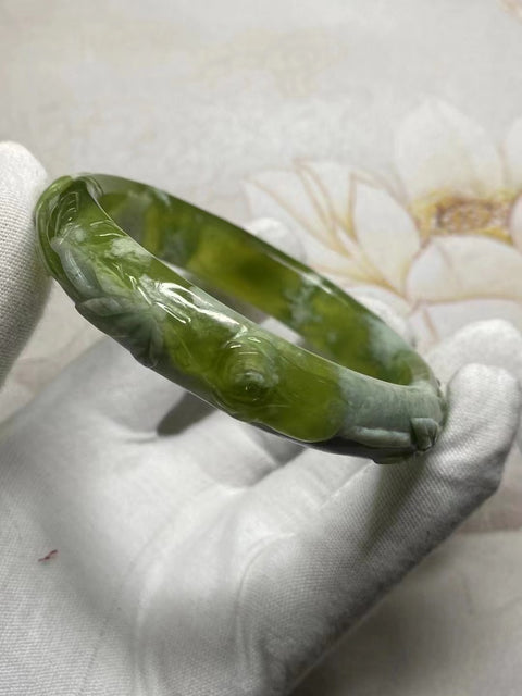 Gelang Bunga Ukiran Giok Cui Fine Jade Ukuran 64-66mm Ukuran 65.2mm Lebar Sisi 13.6mm Giok terjadi secara alami Pola acak Pengiriman dan pajak sudah termasuk.