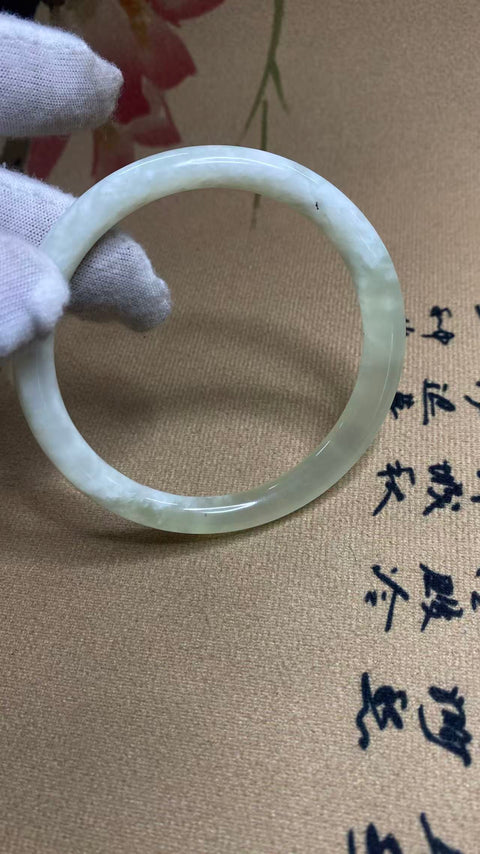 Gelang giok Xiuyan yang indah, diameter dalam: 57,7 mm, ketebalan pita: 8 mm. Semua batu terbentuk secara alami; polanya acak. Biaya pengiriman dan pajak sudah termasuk.