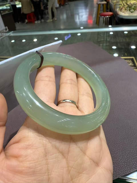 Gelang giok hijau Xiuyan yang indah! Diameter dalam: 60,4 mm. Batu alam terbentuk secara alami, polanya acak. Biaya pengiriman dan pajak sudah termasuk.