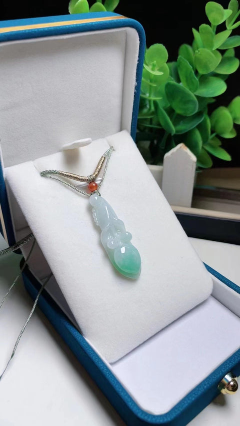 Liontin Batu Giok Alami Bahan Lubang Tua Warna Cantik Hijau Cerah Ukuran 4.0 * 1.3mm Batu giok bersih dan halus sudah termasuk pajak pengiriman.