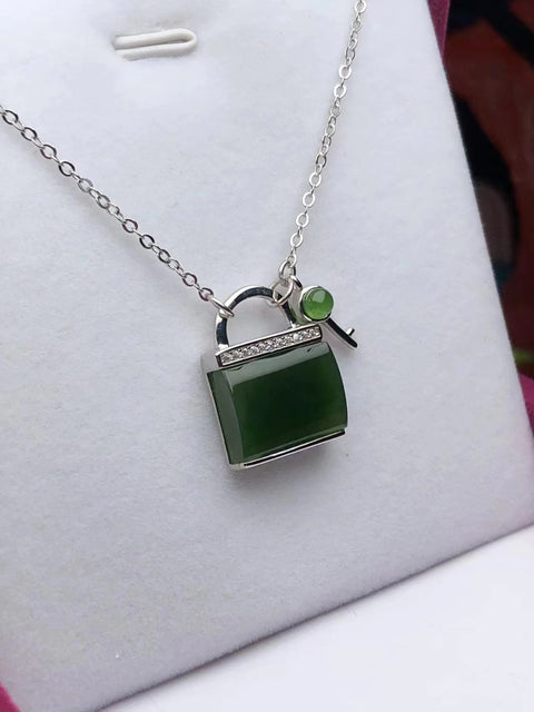 Kalung Kunci Perdamaian Jasper Giok Hetian Giok Alami 925 Tatahan Perak Dirancang Ukuran 14 * 10mm Giok bersih dan halus dan hangat Termasuk pajak pengiriman.