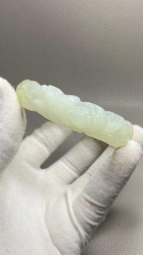 Gelang Bunga Berukir Giok Cui Alami Ukuran 62-64mm Ukuran 63.7mm Lebar Sisi 13.7mm Giok terjadi secara alami Pola acak Pengiriman dan pajak sudah termasuk.