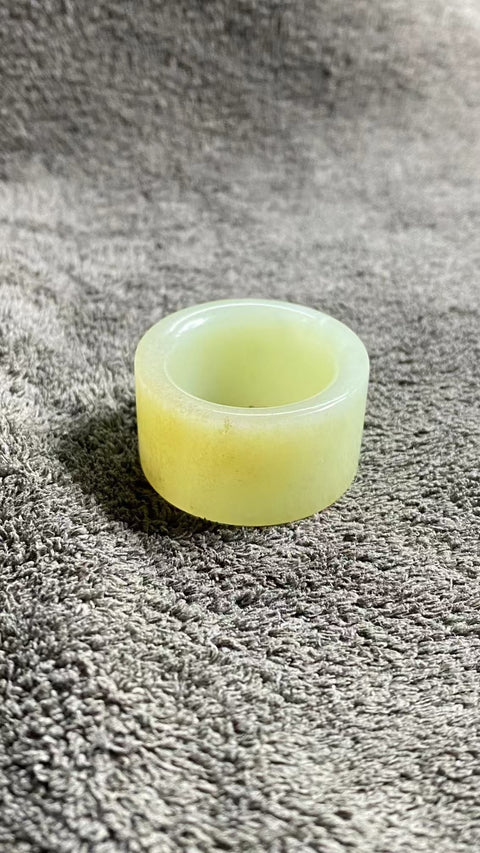 Cincin giok kuning dan putih tua yang indah, giok halus dan hangat, ukuran 22.1mm, gaya yang indah, sudah termasuk pajak pengiriman.