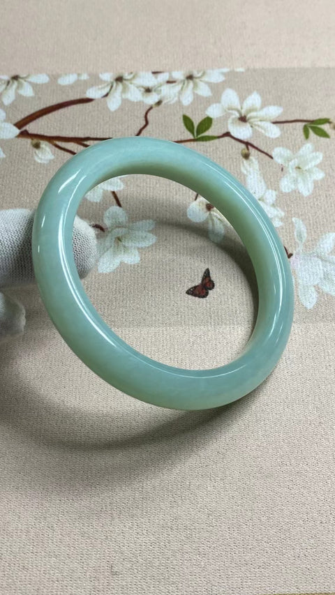 Gelang Giok Giok Cui Alami Ukuran 59-61mm Ukuran 60.3mm Lebar Sisi 11mm Giok ini terbentuk secara alami dan polanya acak Sudah termasuk ongkos kirim dan pajak.
