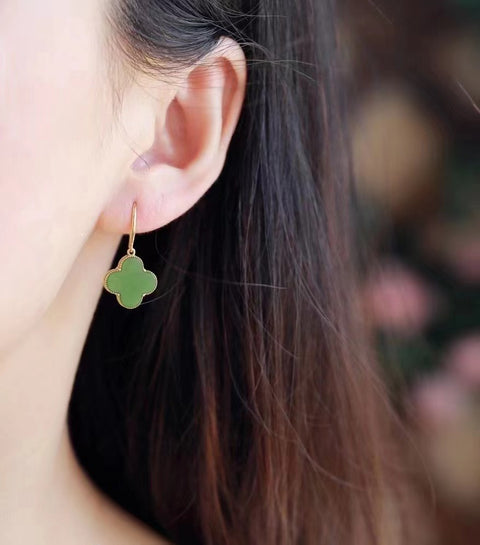 Anting Jasper Clover Alami Gaya sederhana dan murah hati dengan pengaturan emas 18k Giok bersih dan halus serta hangat; Ukuran 10 * 10mm Pengiriman dan pajak sudah termasuk
