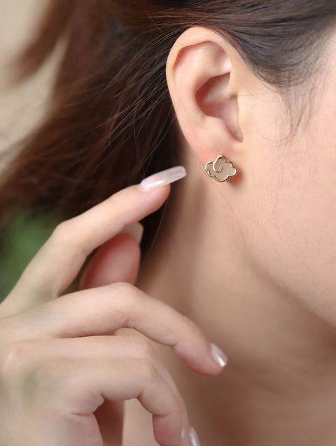 Anting-anting awan keberuntungan giok Hetian alami yang terbuat dari batu giok 925 perak, bersih dan halus, kecil dan indah, sudah termasuk pajak pengiriman.