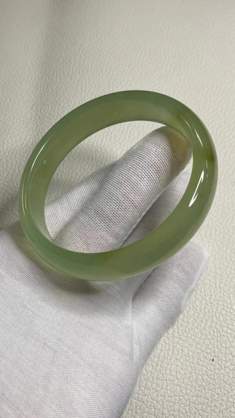 Gelang Hijau Es Giok Cui Giok Alami Ukuran 64-66mm Ukuran 65.2mm Sisi 15.6mm Giok ini semuanya muncul secara alami Pola-polanya acak Termasuk ongkos kirim dan pajak.