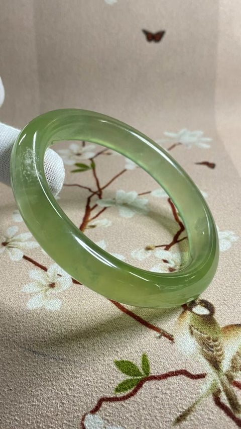 Gelang Hijau Rumput Giok Cui Giok Alami Ukuran 62-65mm Ukuran 63.2mm Lebar Sisi 11.8mm & nbsp; Giok terjadi secara alami Pola acak termasuk pajak pengiriman