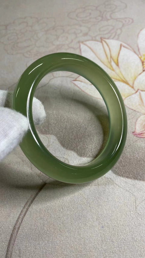 Gelang Bahan Tua Giok Ciu Alami Warna Indah Ukuran 56-58mm Ukuran 57.6mm Lebar Sisi 12.7mm Giok semuanya muncul secara alami Pola pengiriman acak Pajak Pengiriman sudah termasuk.